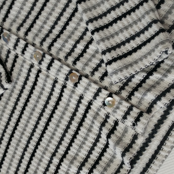 Day trip lightweight button up sweater. Size S - Picture 6 of 9